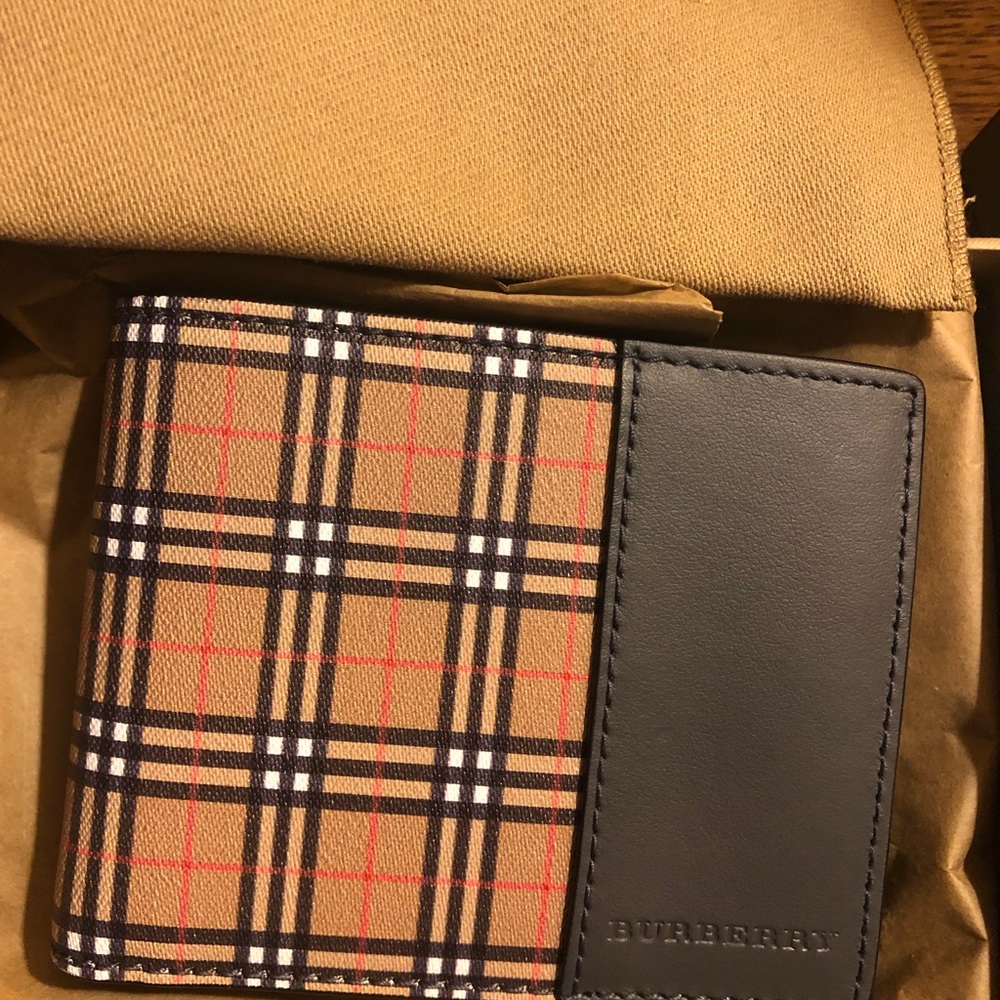 Burberry men’s vintage check bifold wallet